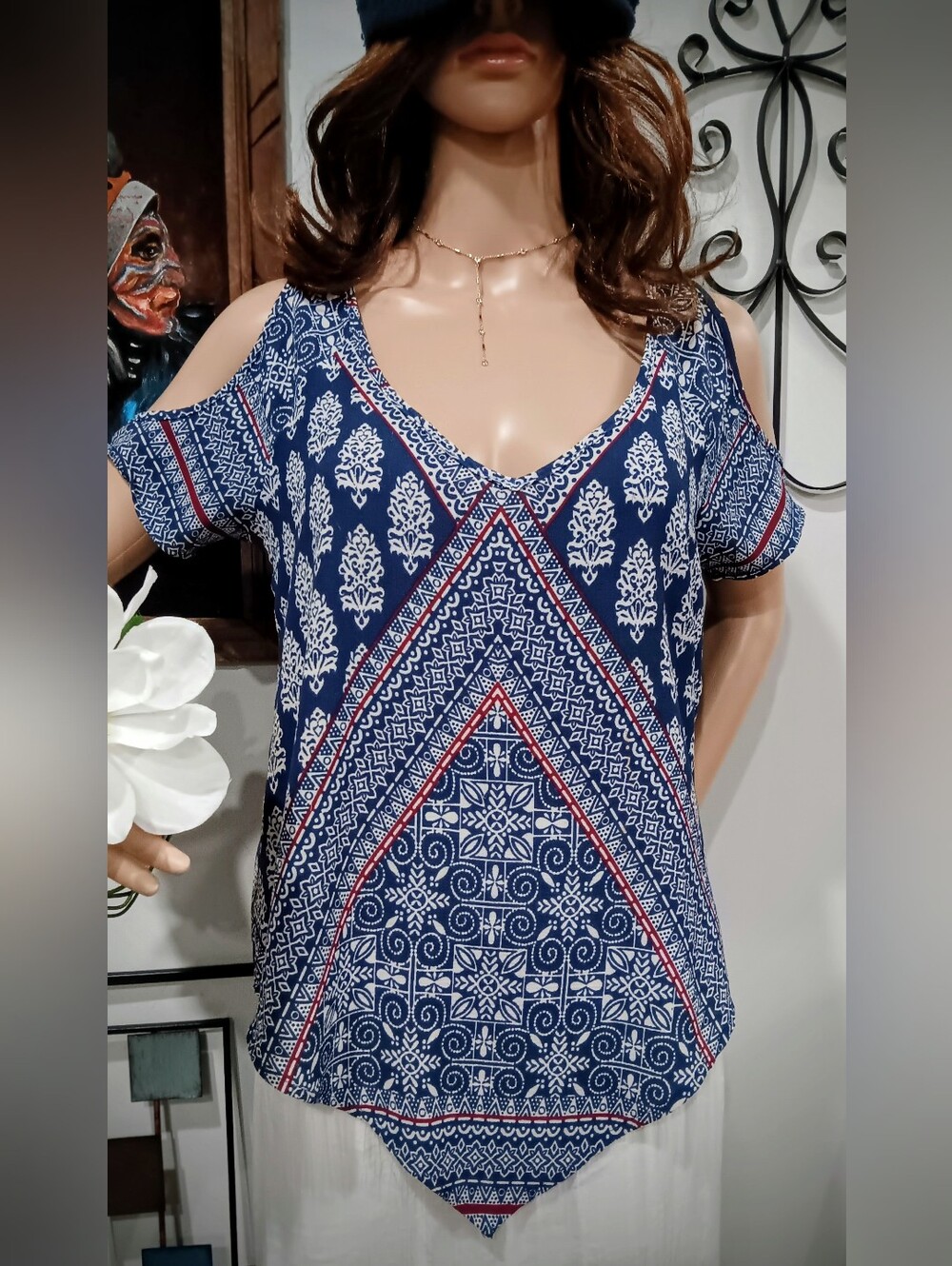Soulmates Beatuiful V-neck Peek-a-boo Triangle Blouse